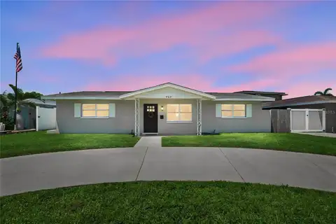 933 41ST AVE NE — home for sale
