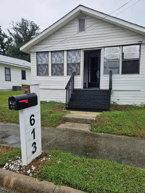 613 NE 8TH AVE — home for sale