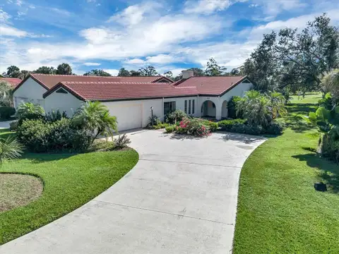 559 CLUBHOUSE DR — home for sale